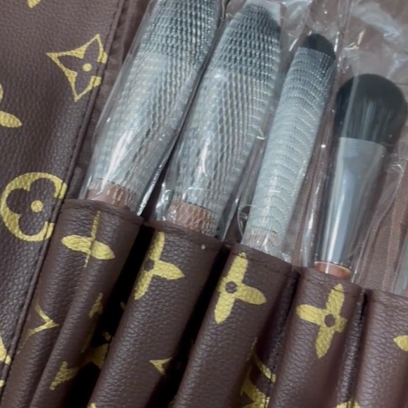 Louis Vuitton 12 pc. Make-Up Brush Set w/ pouch (box included) - Picture 6 of 8